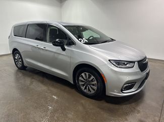 Used 2024 Chrysler Pacifica Select video 2