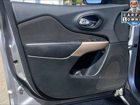 Used 2018 Jeep Cherokee Latitude w/ Altitude Package FWD image 20