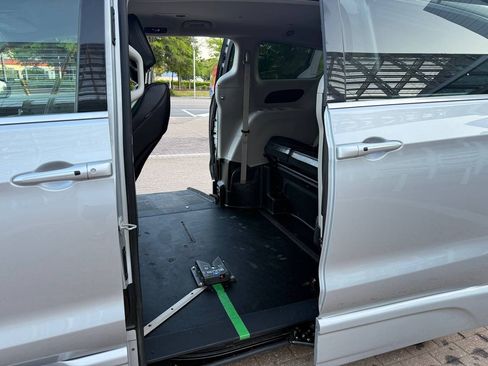 Used 2023 Chrysler Pacifica Touring-L FWD image 13