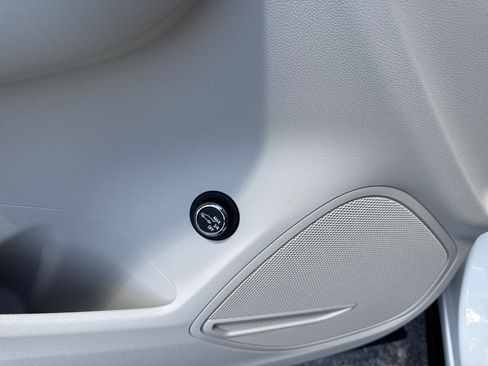 Used 2023 Buick Envision Essence AWD/4WD image 18
