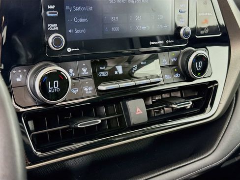 Used 2021 Toyota Highlander XLE AWD/4WD image 17