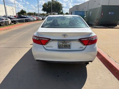 Used 2016 Toyota Camry SE image 4