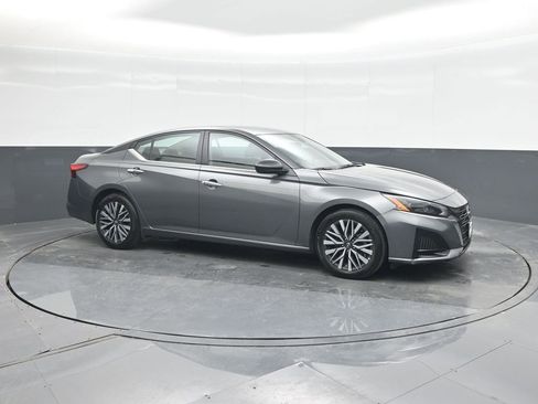 Used 2025 Nissan Altima 2.5 SV FWD image 11