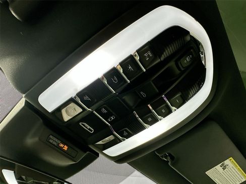 Certified 2024 Porsche Macan AWD/4WD image 31