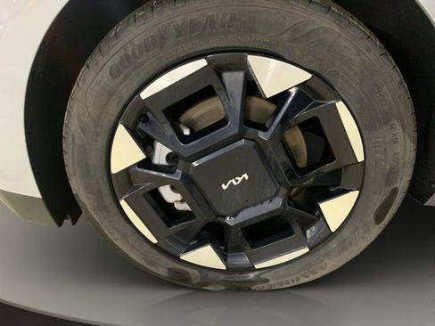 Used 2025 Kia Carnival EX image 29