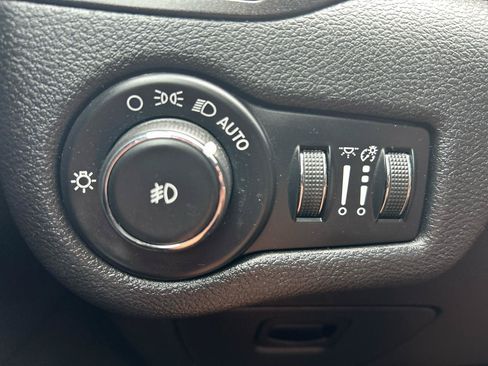 Used 2020 Jeep Cherokee Trailhawk AWD/4WD image 10