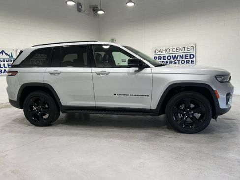 Used 2024 Jeep Grand Cherokee Altitude AWD/4WD image 9