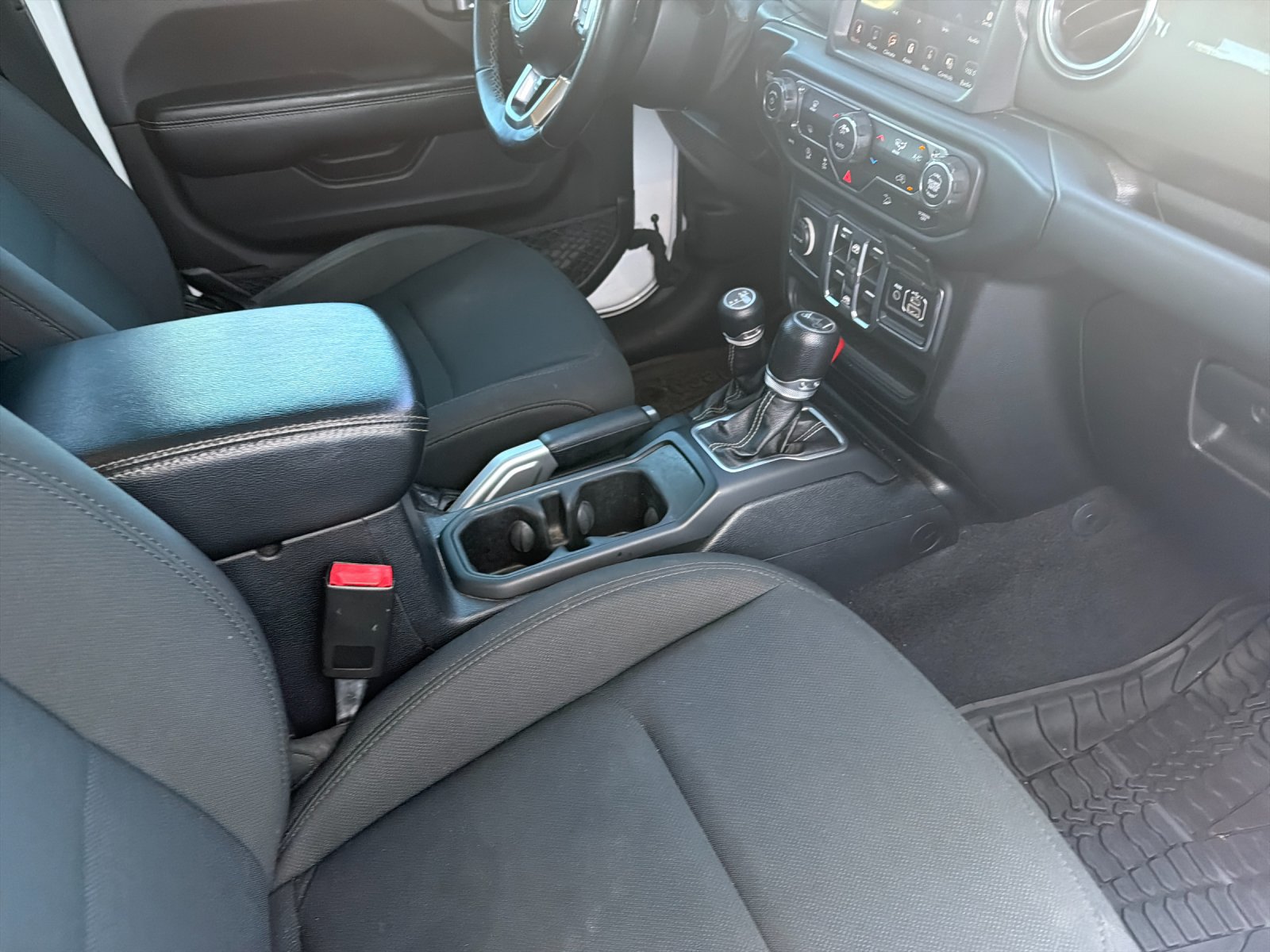 Used 2018 Jeep Wrangler Unlimited Sahara AWD/4WD image 18