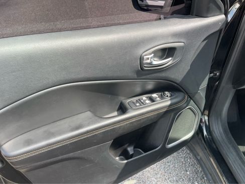 Used 2018 Jeep Compass Latitude FWD image 11