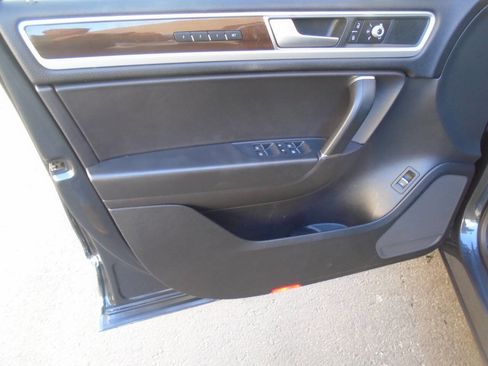 Used 2016 Volkswagen Touareg TDI image 22