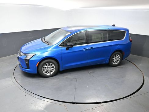 New 2027 Chrysler Pacifica Select FWD image 35