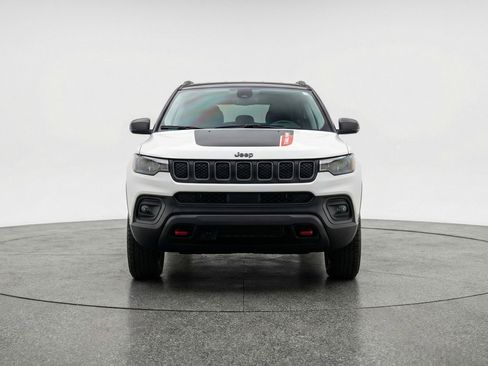 Used 2025 Jeep Compass Trailhawk AWD/4WD image 2