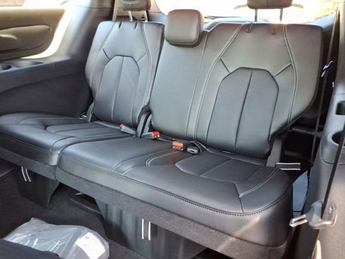 New 2026 Chrysler Pacifica Select image 11
