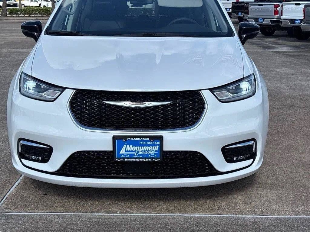 Used 2024 Chrysler Pacifica Touring-L FWD image 3