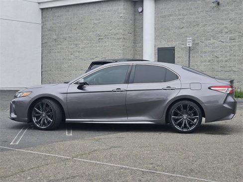 Used 2018 Toyota Camry LE image 7