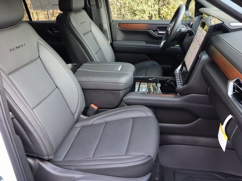 New 2026 GMC Yukon Denali w/ Sun & Power Step Package image 30