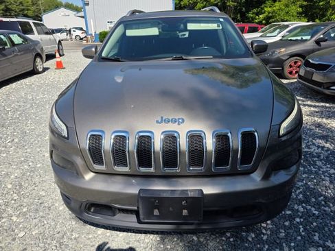 Used 2017 Jeep Cherokee Latitude w/ Cold Weather Group FWD image 2