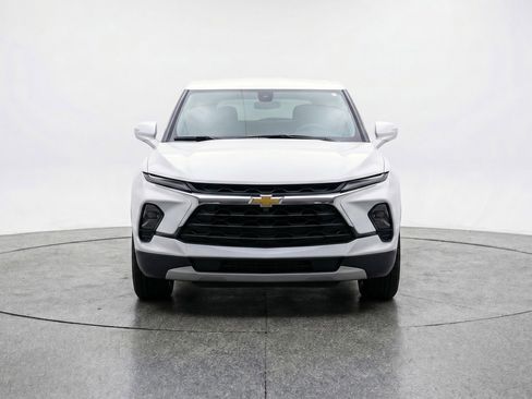 Used 2025 Chevrolet Blazer LT FWD image 2