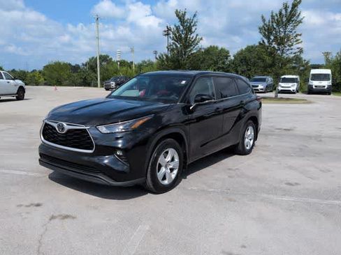 Used 2023 Toyota Highlander LE FWD image 4