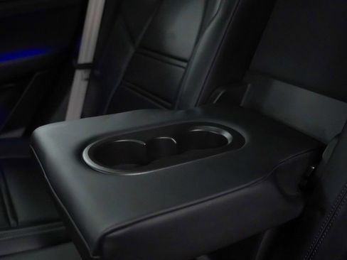 Certified 2023 Porsche Cayenne Platinum Edition image 19