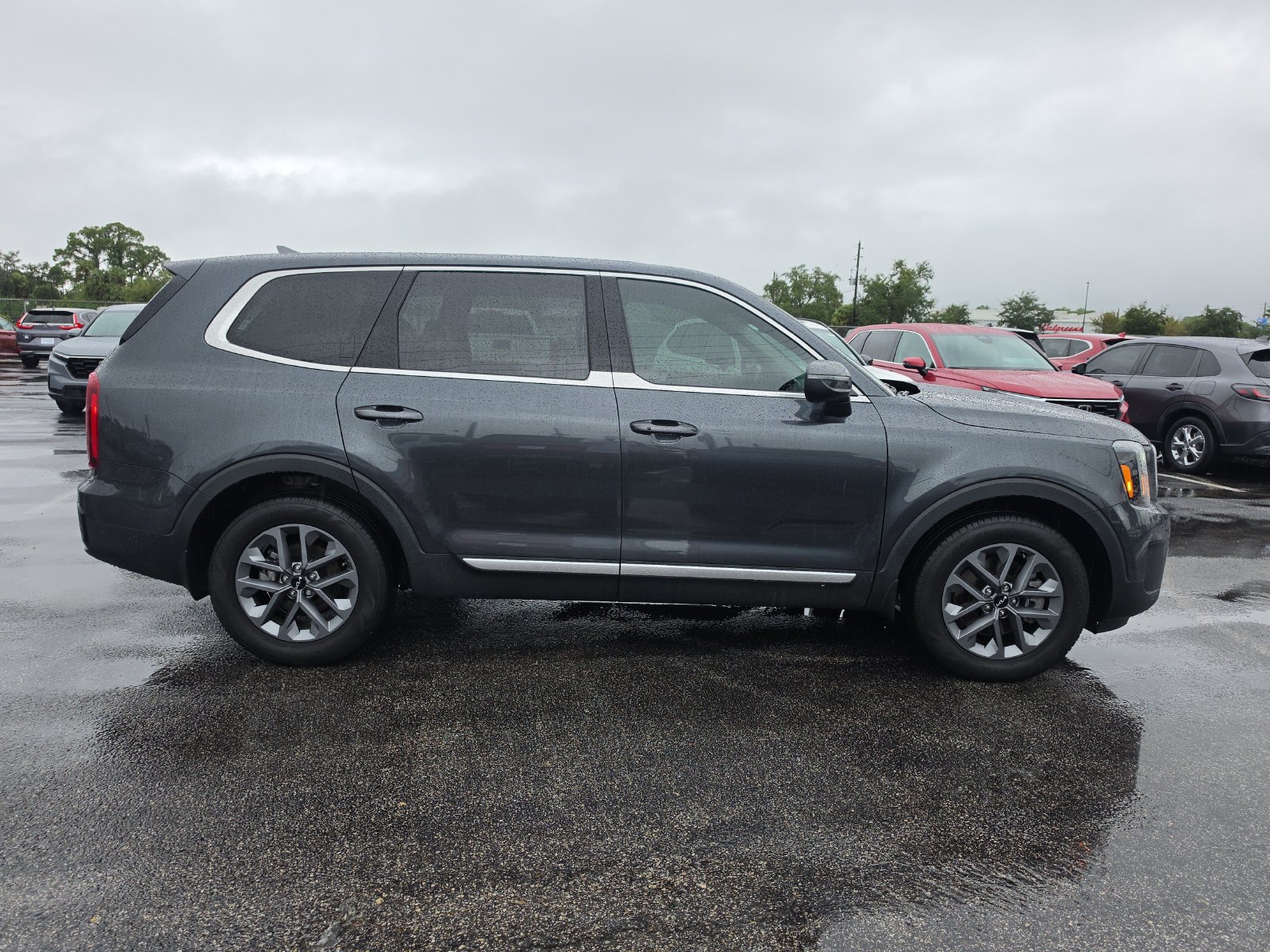 Used 2024 Kia Telluride LX FWD image 3