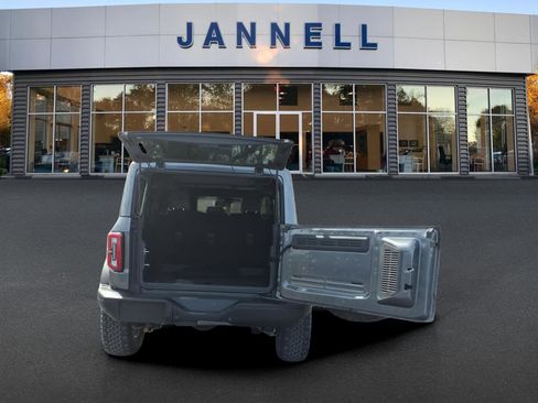 Used 2025 Ford Bronco Badlands image 8