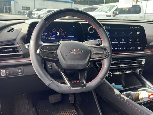 Used 2024 Chevrolet Traverse RS FWD image 9