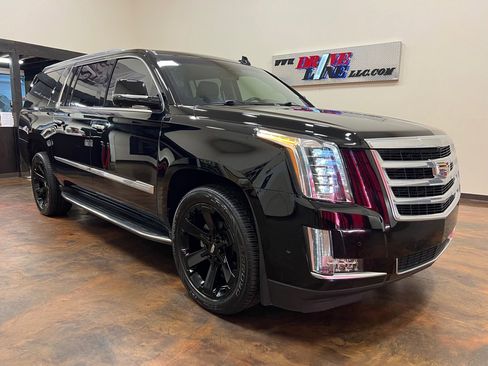 Used 2018 Cadillac Escalade ESV Luxury image 3