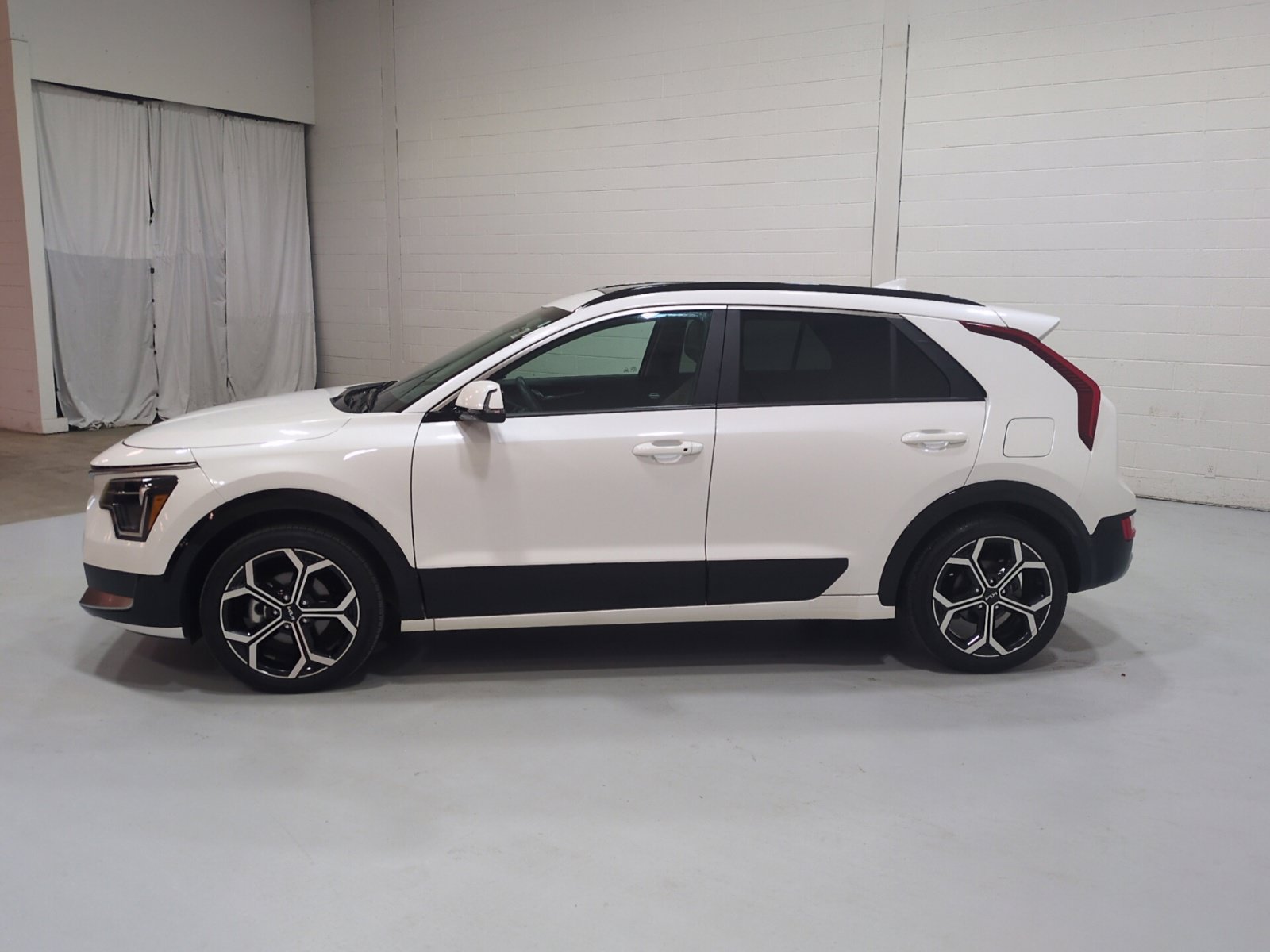 Certified 2024 Kia Niro EX Touring FWD image 6