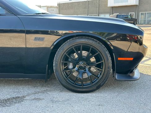 Used 2015 Dodge Challenger R/T Scat Pack w/ Scat Pack Appearance Package RWD image 13