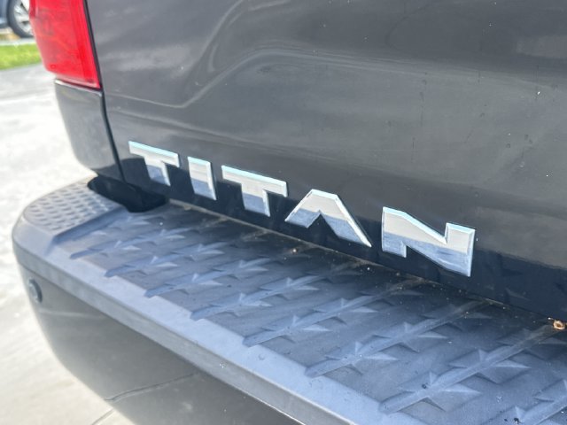 Used 2018 Nissan Titan SL w/ Chrome Package RWD image 9