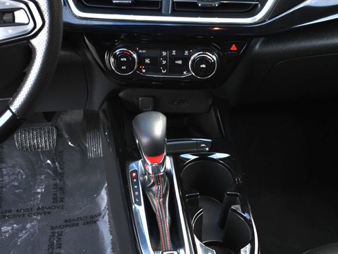 Used 2025 Chevrolet Trax RS w/ Sunroof Package image 16