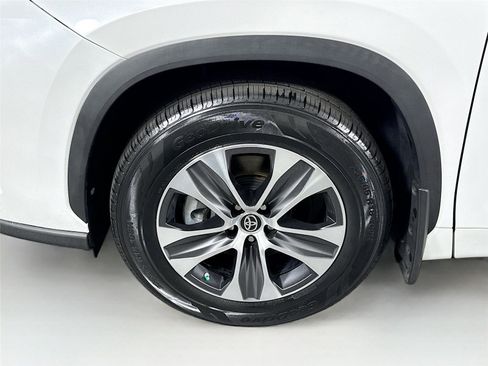 Certified 2024 Toyota Highlander XLE image 64