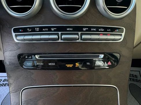 Used 2018 Mercedes-Benz GLC 300 4MATIC w/ Premium Package image 36