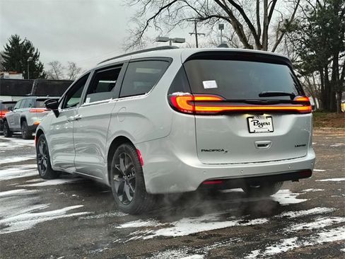 New 2026 Chrysler Pacifica Limited w/ Uconnect Theater Family Group image 9