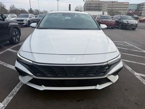 Used 2025 Hyundai Elantra Limited image 2