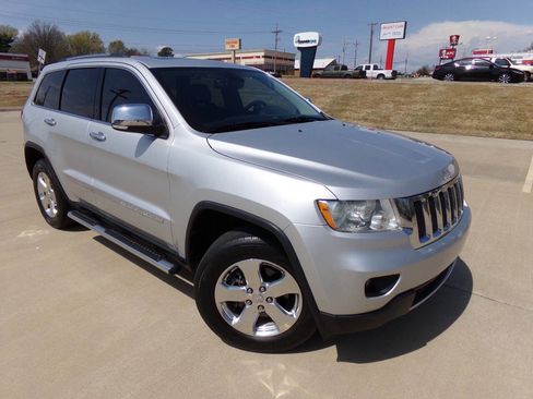 Used 2011 Jeep Grand Cherokee Limited w/ Luxury Group II image 14