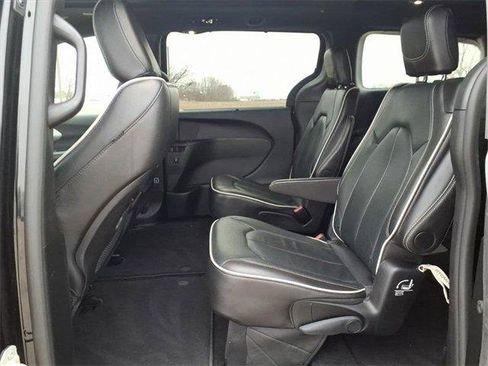 Used 2025 Chrysler Pacifica Limited image 21