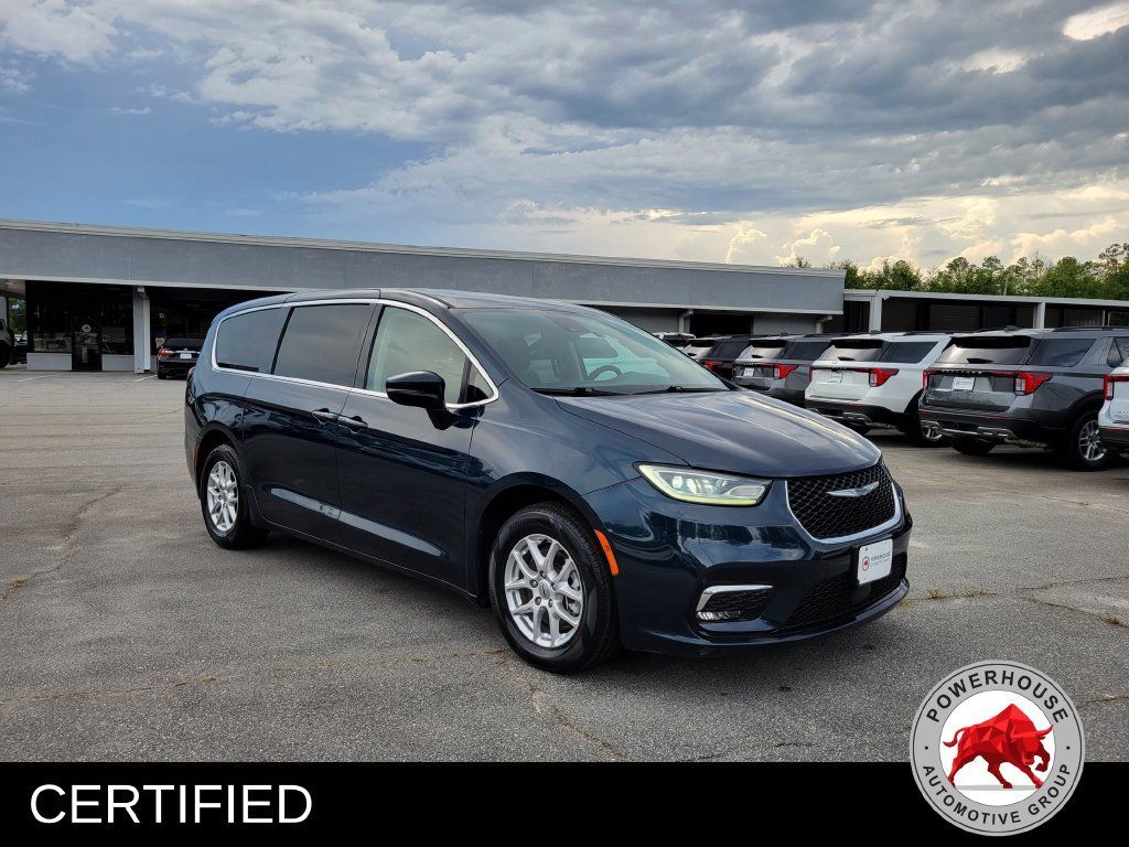 Used 2023 Chrysler Pacifica Touring-L FWD image 9