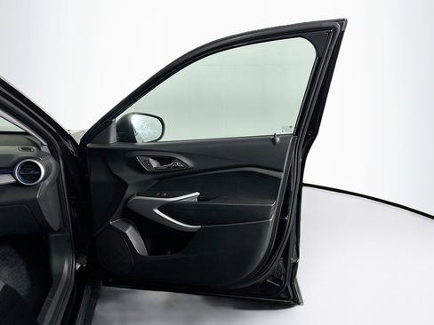 Used 2025 Chevrolet Trax LS image 30