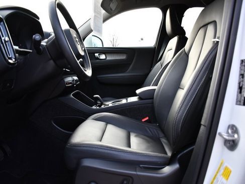 Certified 2025 Volvo XC40 B5 Core image 12