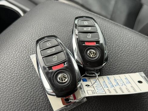 Used 2016 Volkswagen Touareg Sport AWD/4WD image 38