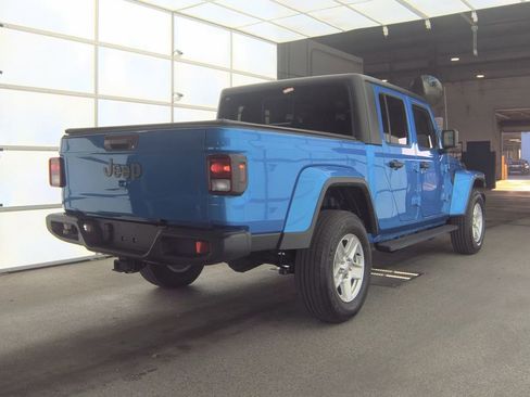 Used 2022 Jeep Gladiator Sport AWD/4WD image 2