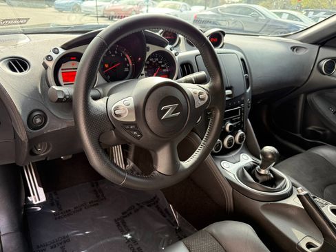 Used 2009 Nissan 370Z Touring image 26