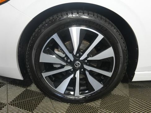 Used 2023 Nissan Sentra SV w/ SV Premium Package FWD image 9