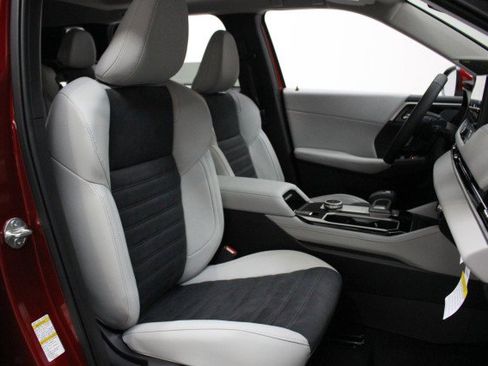 New 2025 Mitsubishi Outlander SE image 19