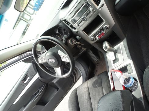 Used 2010 Subaru Outback 2.5i image 27