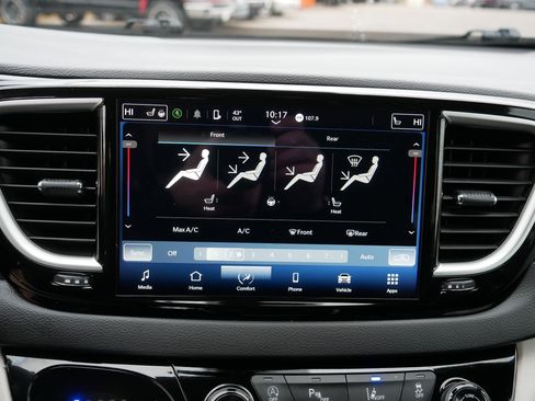 Certified 2024 Chrysler Pacifica Touring-L image 30