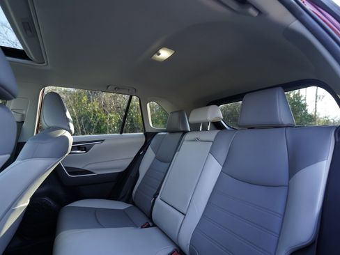 Used 2022 Toyota RAV4 XLE Premium image 10