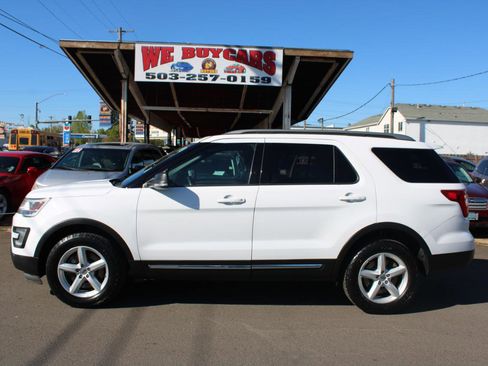 Used 2017 Ford Explorer XLT image 3